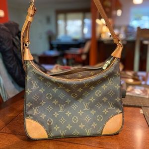 Monogrammed Louis Vitton shoulder bag with gold hardware in good condition